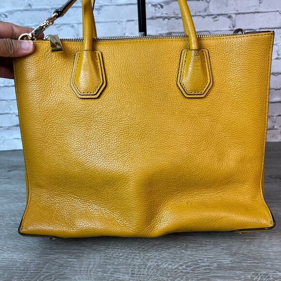 Michael Kors Mercer large pebbled leather tote bag in yellow - Picture 4 of 8